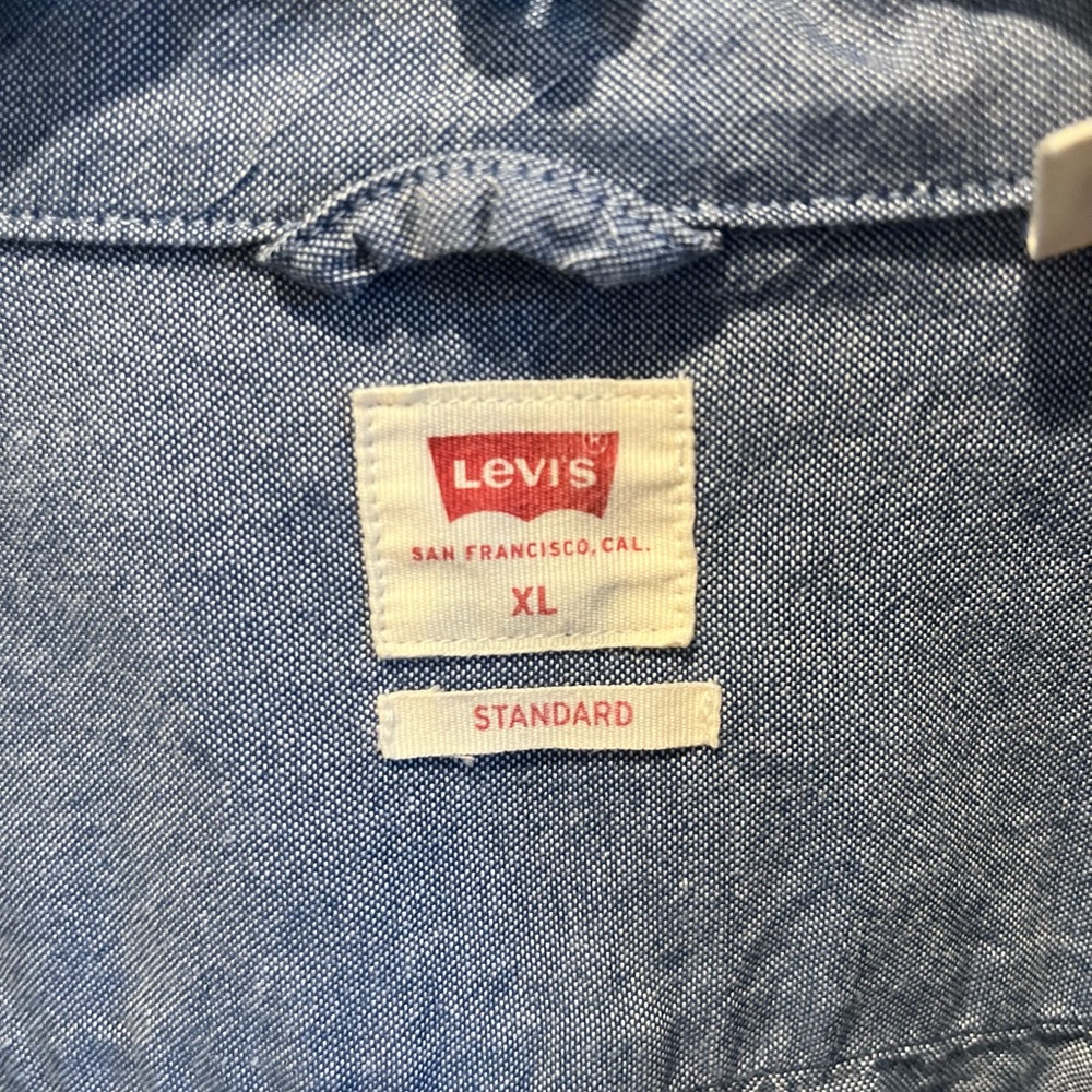 LEVI’S Men's Classic One Pocket Standard Fit Chambray Shirt in blue, XL - Picture 4 of 9